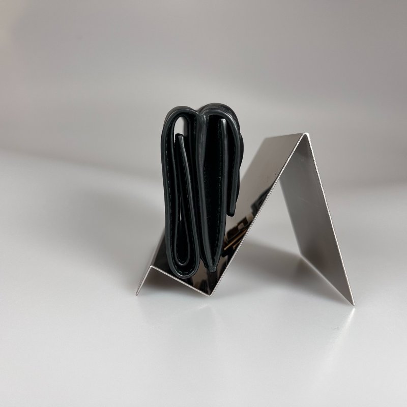 FENDI 黑牛皮金扣壓紋三折短夾-3