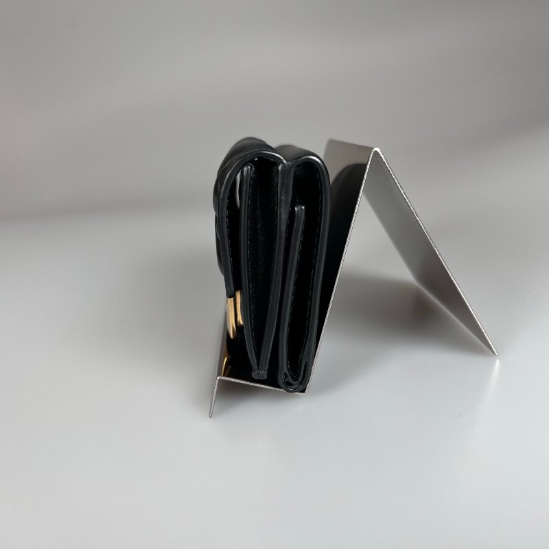 FENDI 黑牛皮金扣壓紋三折短夾-4