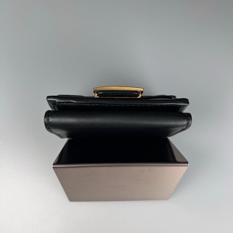 FENDI 黑牛皮金扣壓紋三折短夾-5