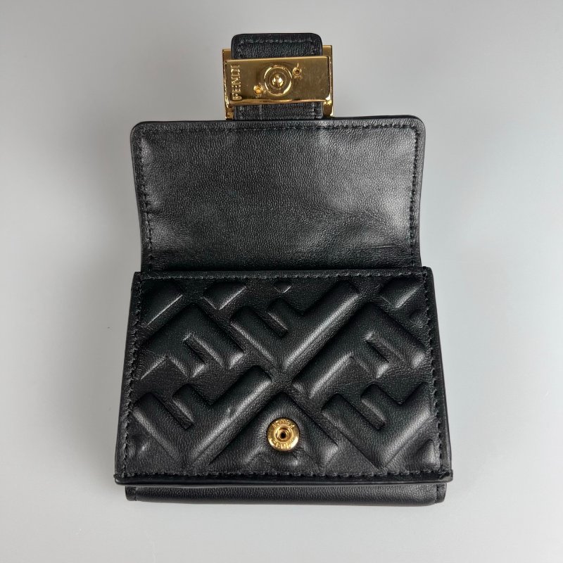 FENDI 黑牛皮金扣壓紋三折短夾-6
