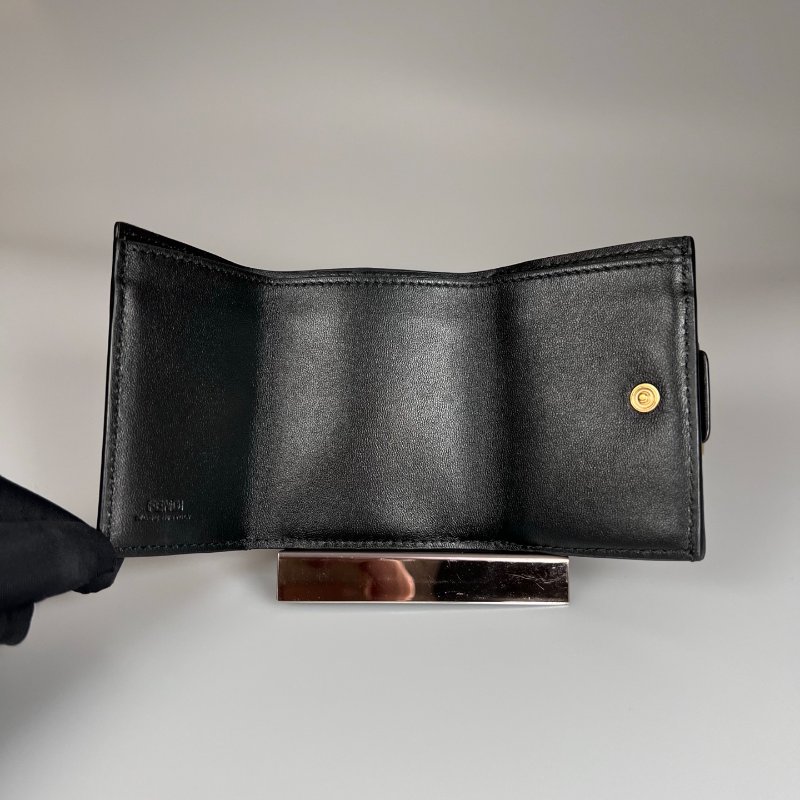 FENDI 黑牛皮金扣壓紋三折短夾-7