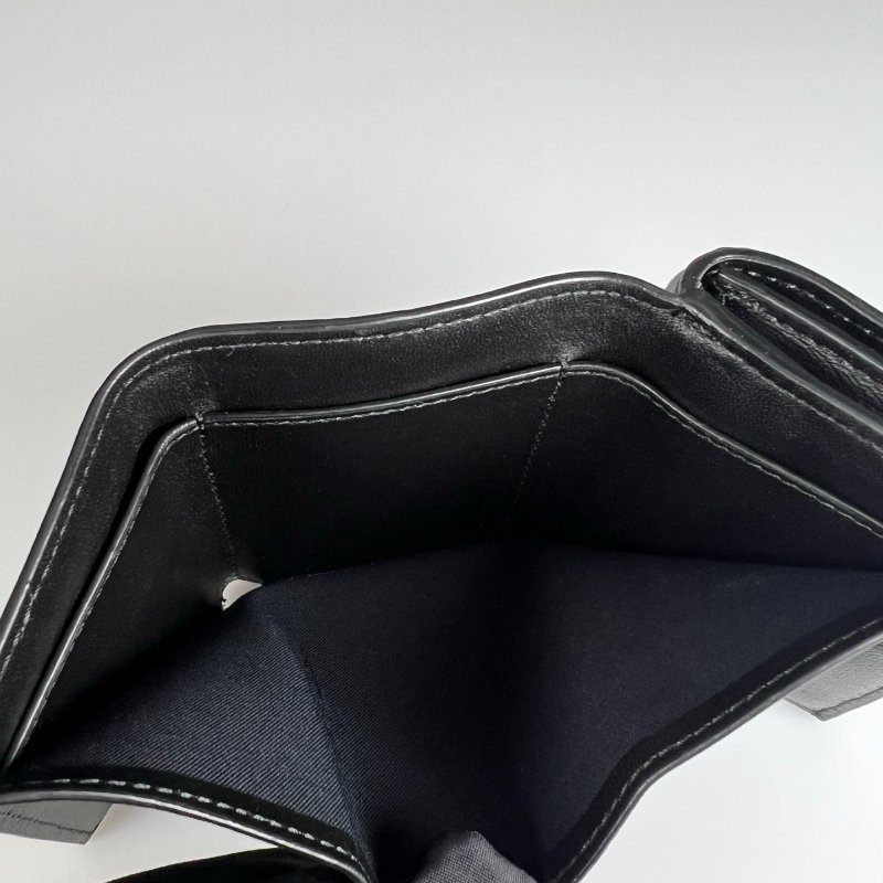 FENDI 黑牛皮金扣壓紋三折短夾-8