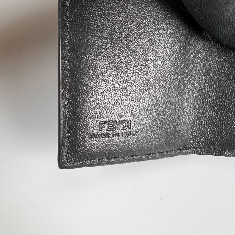 FENDI 黑牛皮金扣壓紋三折短夾-9