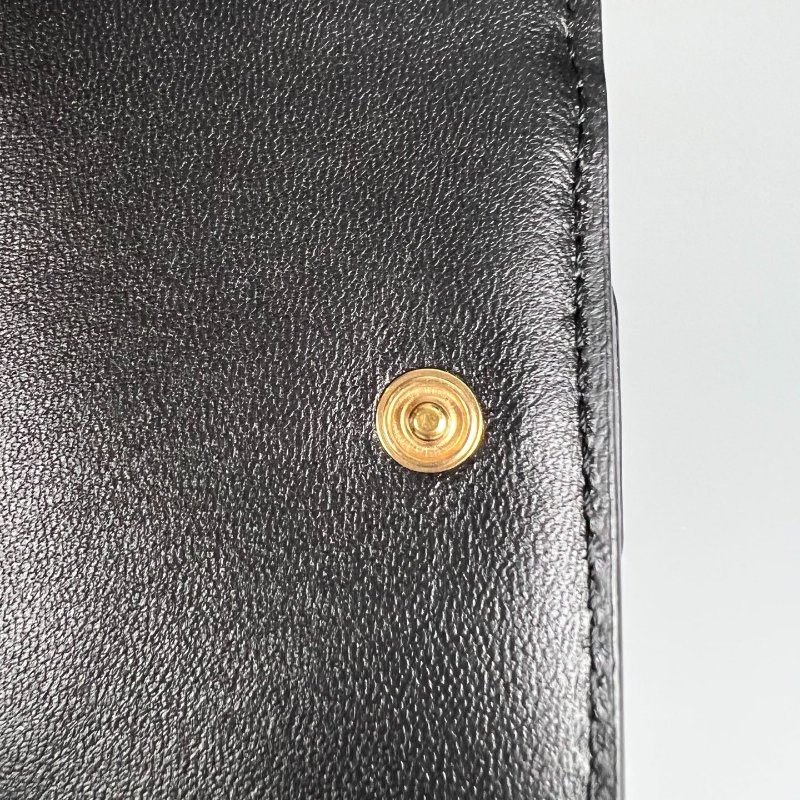FENDI 黑牛皮金扣壓紋三折短夾-10