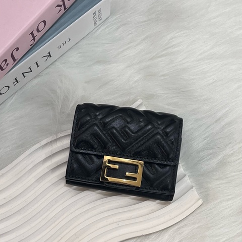 FENDI 黑牛皮金扣壓紋三折短夾