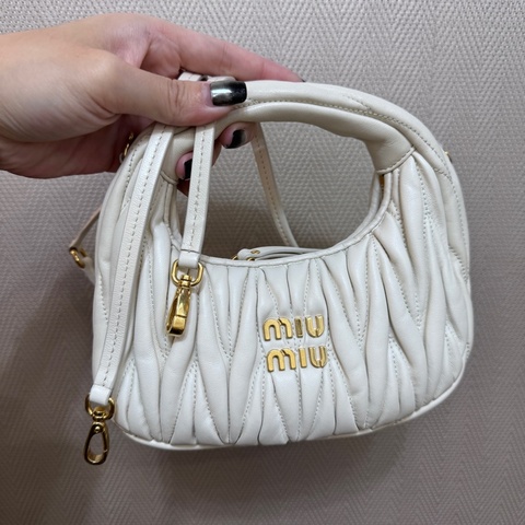 MiuMiu Wander Matelasse Mini Hobo白納帕羊皮半月包 晶片款
