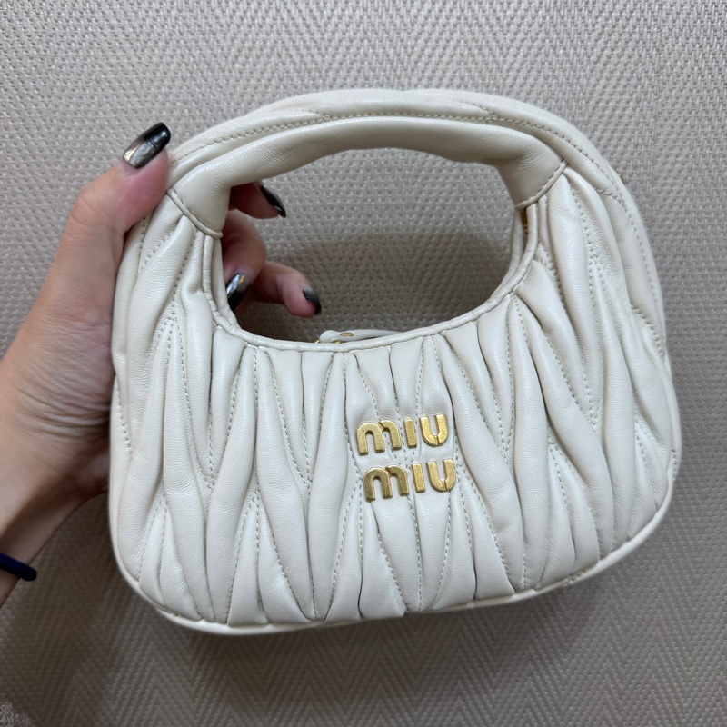 MiuMiu Wander Matelasse Mini Hobo白納帕羊皮半月包 晶片款-1