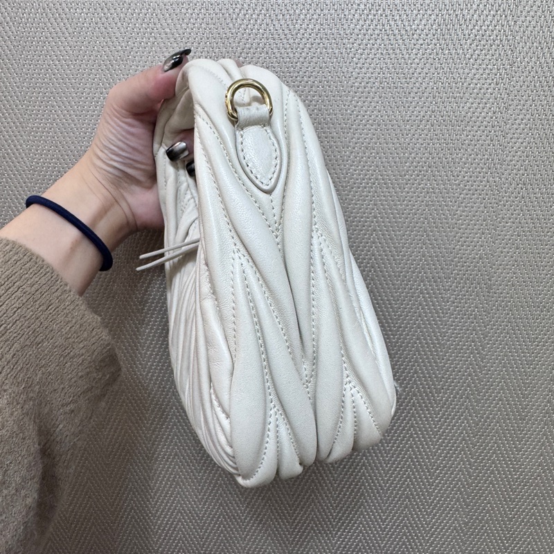 MiuMiu Wander Matelasse Mini Hobo白納帕羊皮半月包 晶片款-3