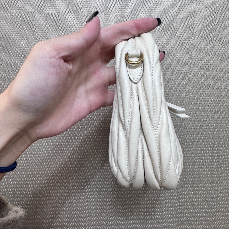 MiuMiu Wander Matelasse Mini Hobo白納帕羊皮半月包 晶片款-4