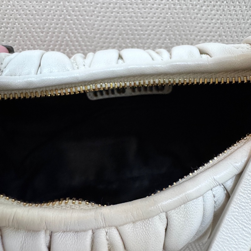 MiuMiu Wander Matelasse Mini Hobo白納帕羊皮半月包 晶片款-9