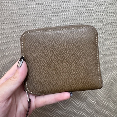 Hermes Silk in大象灰Epsom銀釦絲巾拉鍊短夾