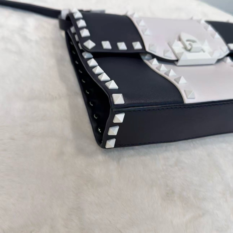 Valentino 鉚釘斜孭袋 藍白配牛皮革 搖滾風格飾釘-4