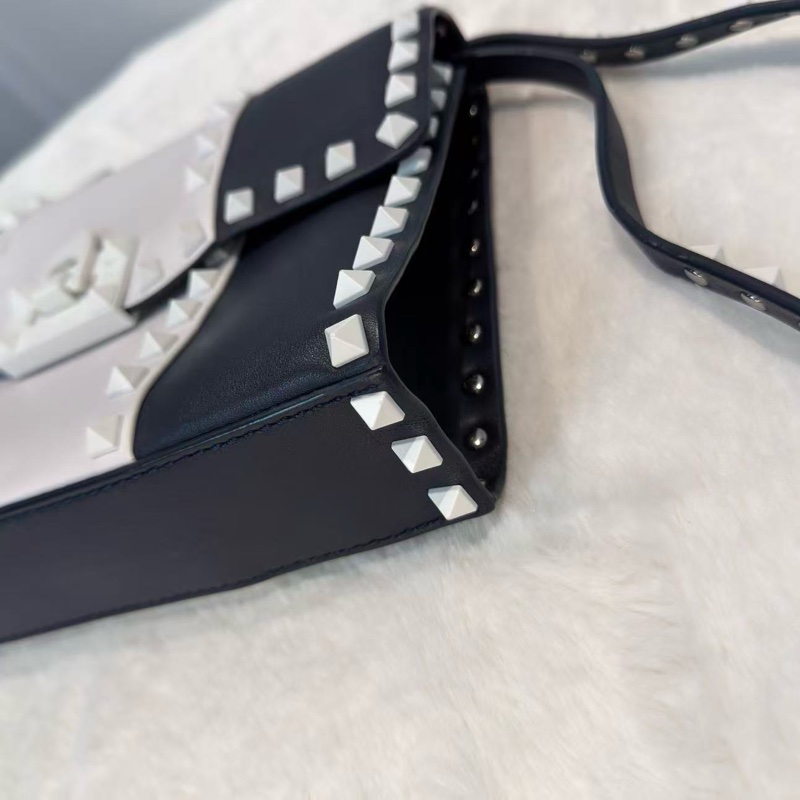 Valentino 鉚釘斜孭袋 藍白配牛皮革 搖滾風格飾釘-5