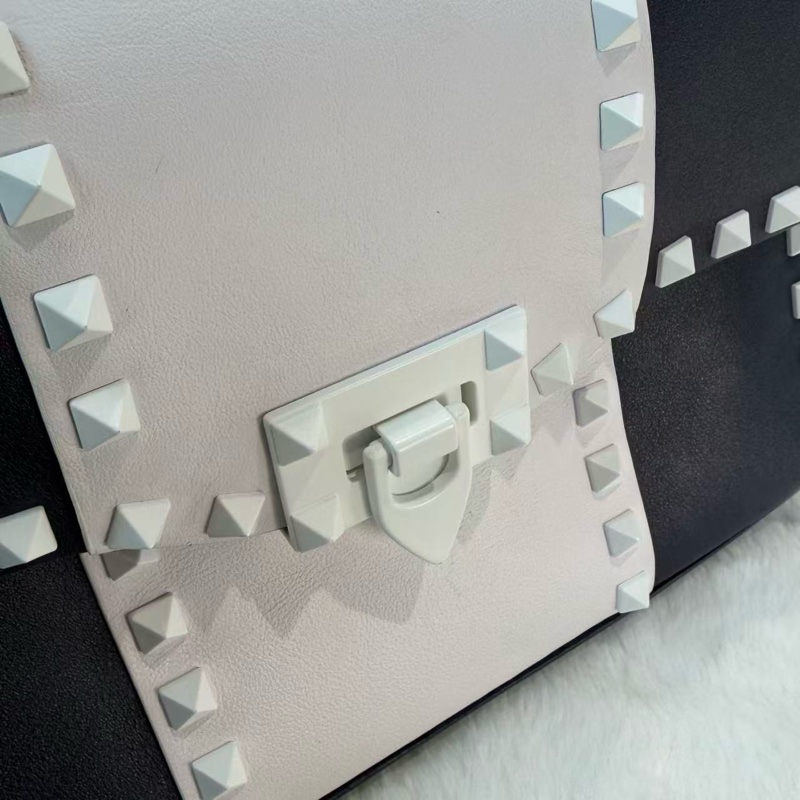 Valentino 鉚釘斜孭袋 藍白配牛皮革 搖滾風格飾釘-7