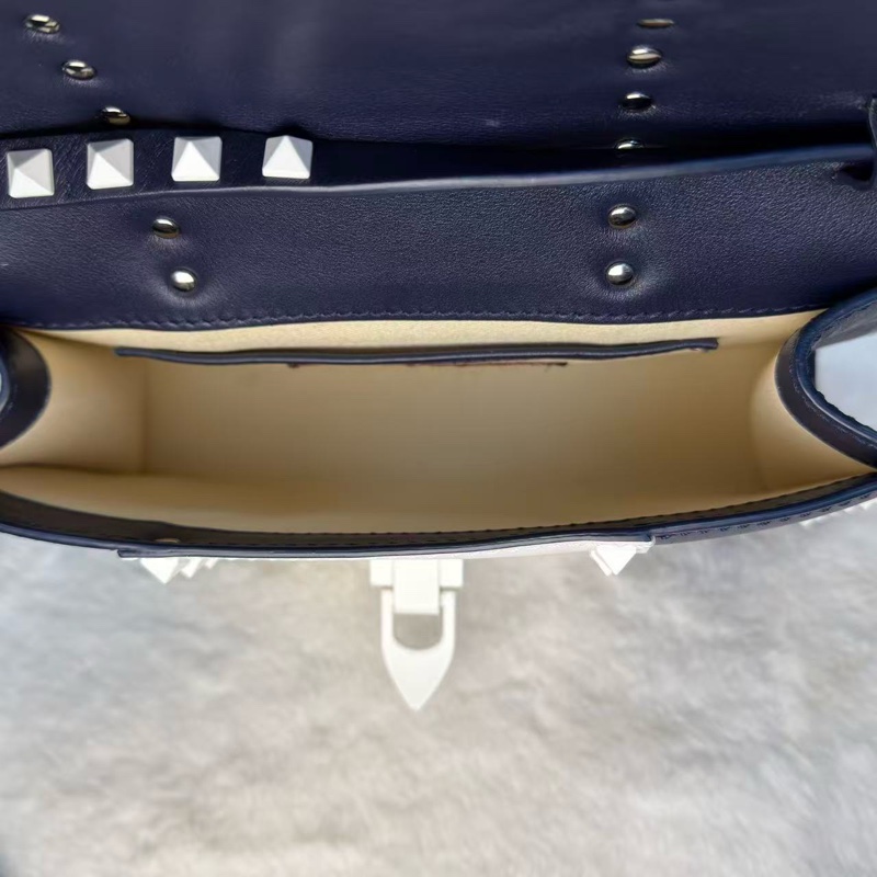 Valentino 鉚釘斜孭袋 藍白配牛皮革 搖滾風格飾釘-8