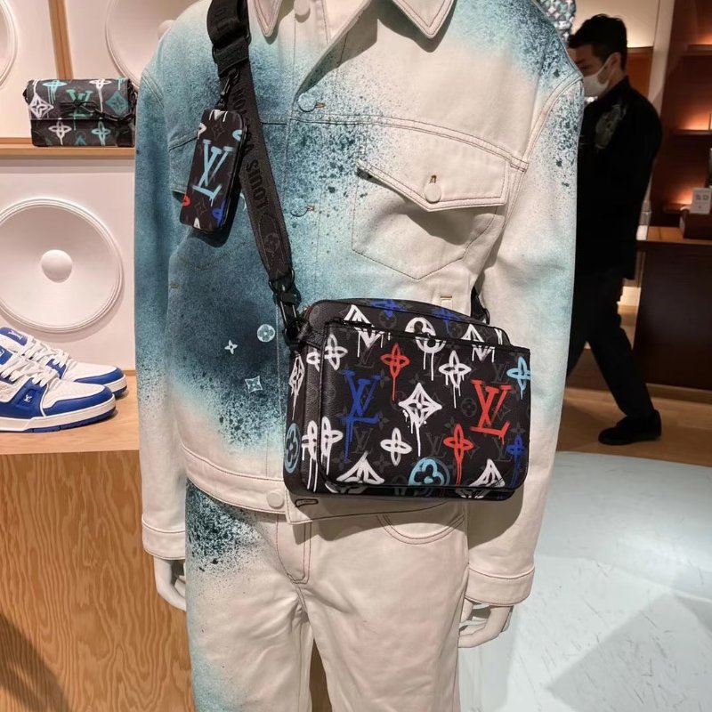 LV Trio塗鴉三合一郵差包-0