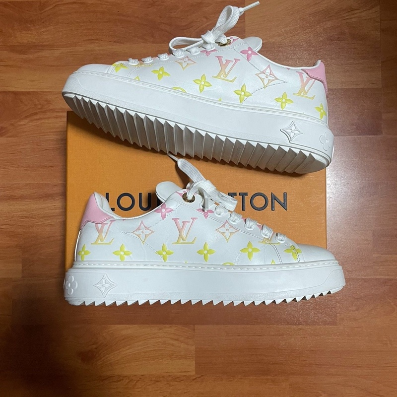 Lv Time Out浮雕壓印板鞋 路易威登休閒鞋 白色37碼-1