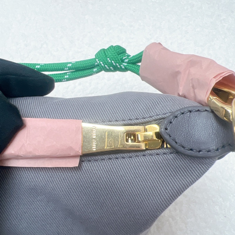 全新 Miu Miu gabardine 灰色飯盒包/腋下包-8