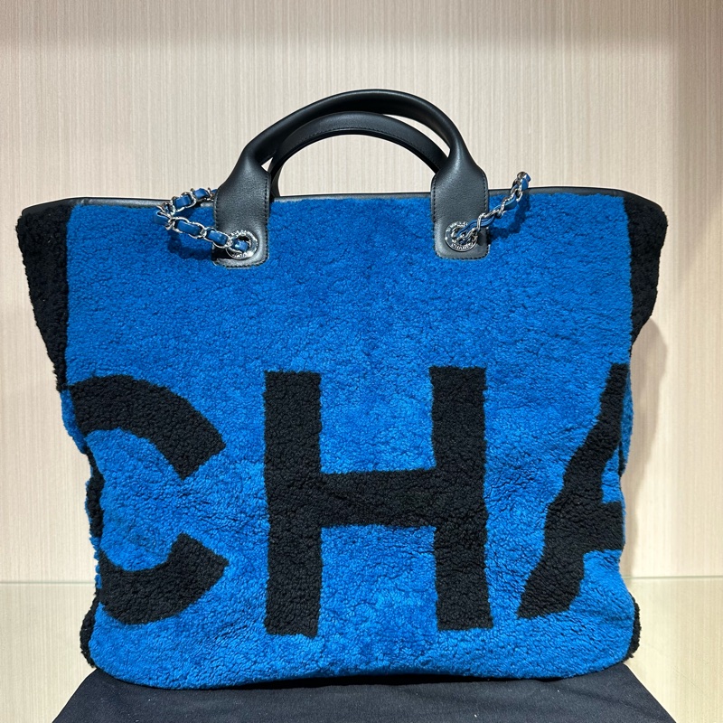 CHANEL香奈兒字母羊羔毛絨鏈條托特包大號 藍黑色-0