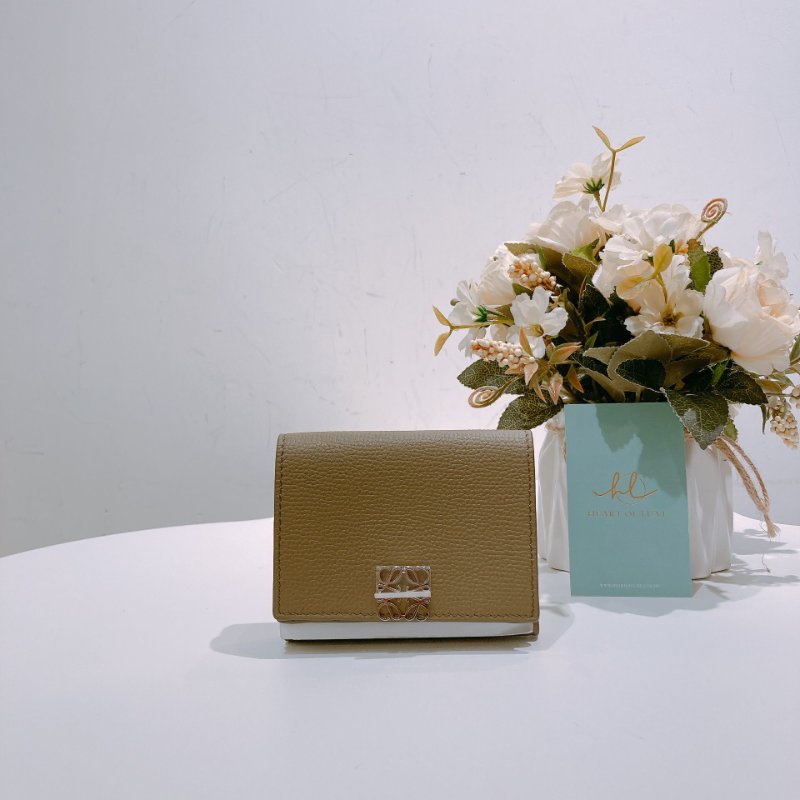 TW4674 Loewe 羅意威 三摺短銀包 Anagram Trifold Wallet Calfskin Camel Sand-0