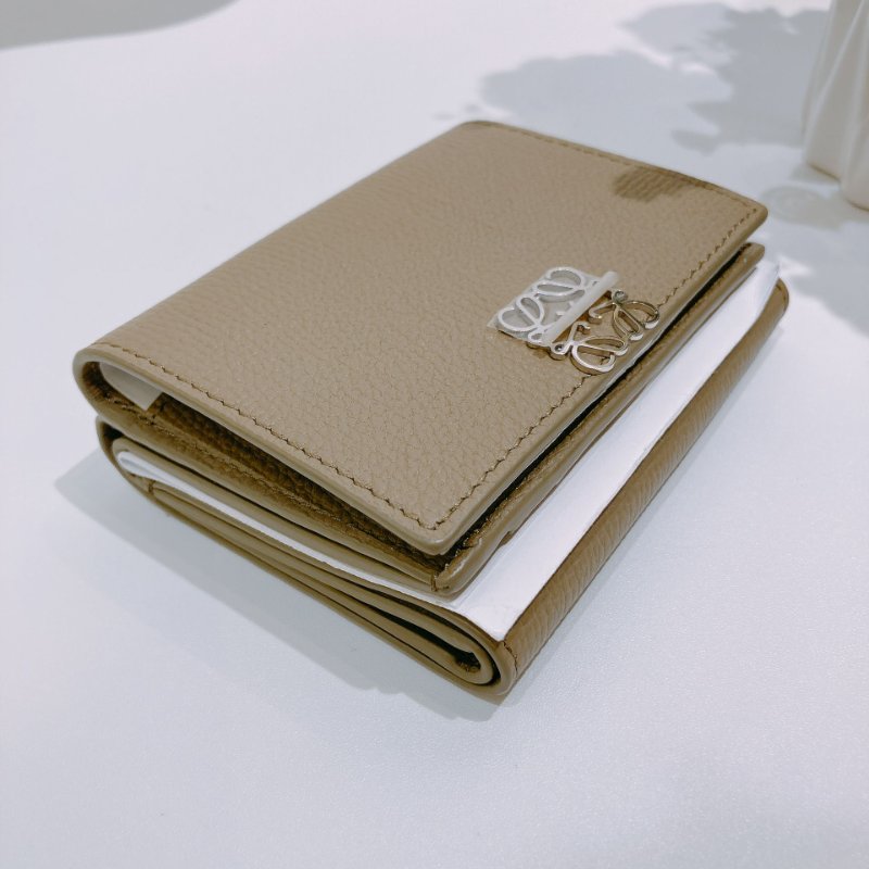 TW4674 Loewe 羅意威 三摺短銀包 Anagram Trifold Wallet Calfskin Camel Sand-2