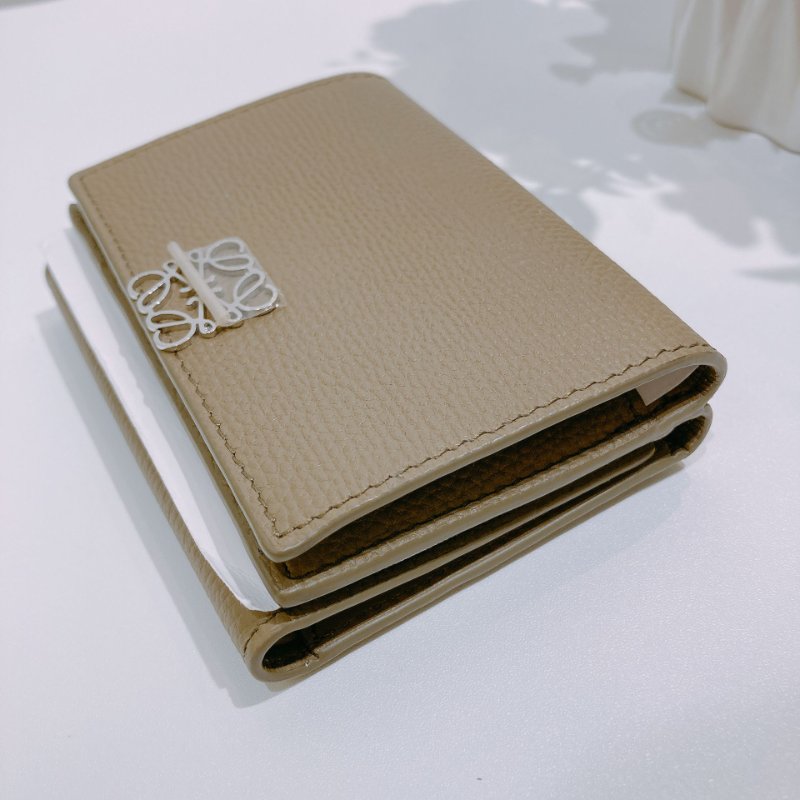 TW4674 Loewe 羅意威 三摺短銀包 Anagram Trifold Wallet Calfskin Camel Sand-3