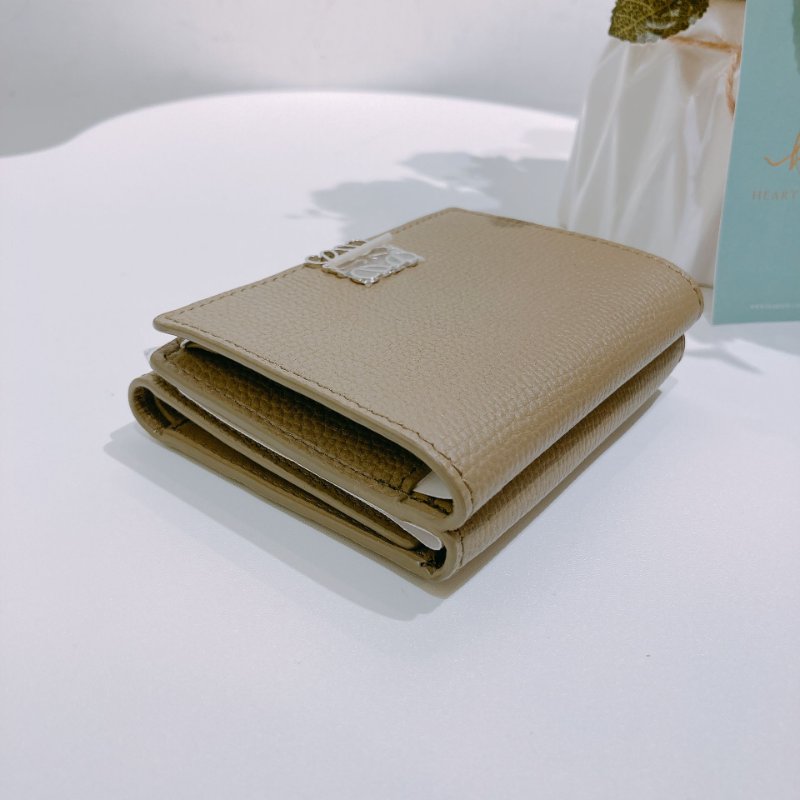 TW4674 Loewe 羅意威 三摺短銀包 Anagram Trifold Wallet Calfskin Camel Sand-4