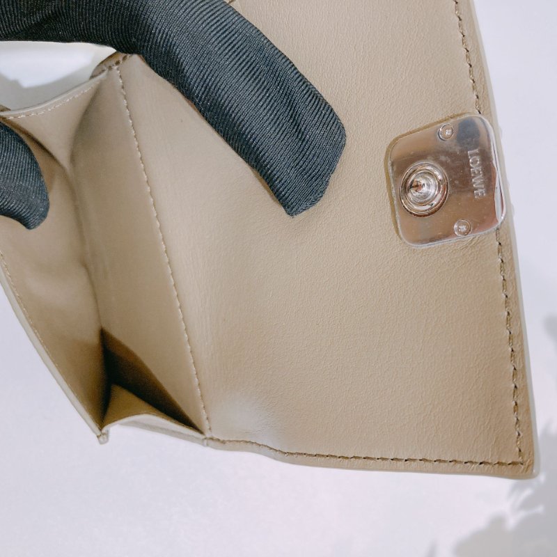 TW4674 Loewe 羅意威 三摺短銀包 Anagram Trifold Wallet Calfskin Camel Sand-8