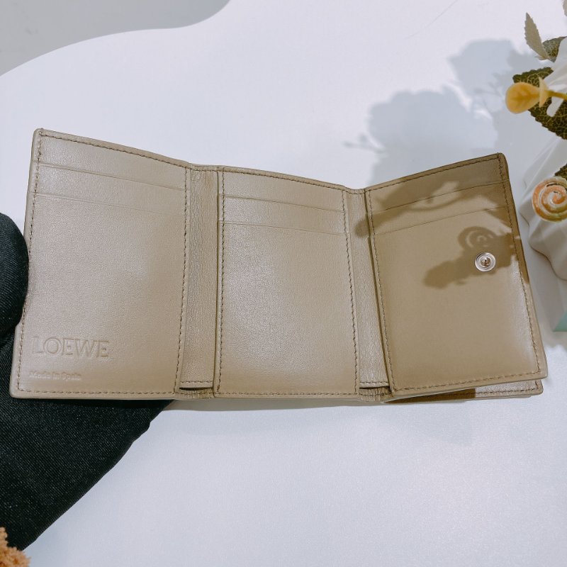 TW4674 Loewe 羅意威 三摺短銀包 Anagram Trifold Wallet Calfskin Camel Sand-9