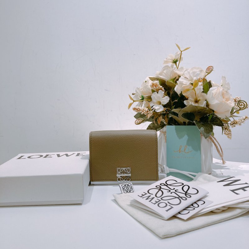 TW4674 Loewe 羅意威 三摺短銀包 Anagram Trifold Wallet Calfskin Camel Sand-13