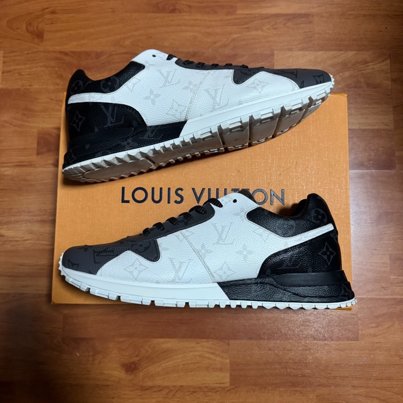路易威登壓印運動鞋Lv Run Away滿印休閒鞋 黑白 42.5碼-0
