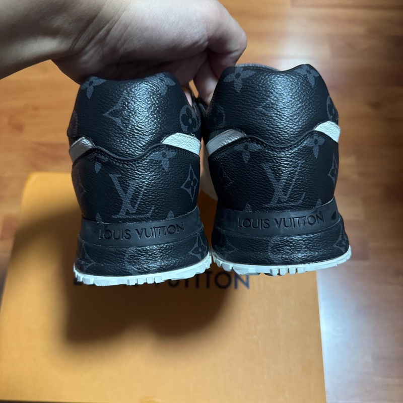 路易威登壓印運動鞋Lv Run Away滿印休閒鞋 黑白 42.5碼-4