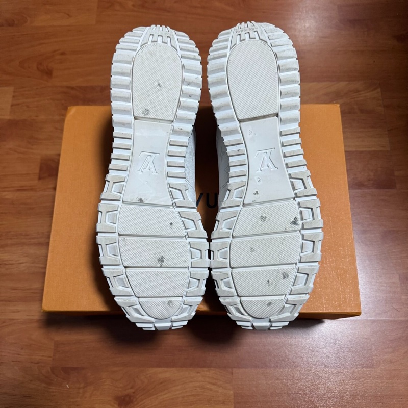 路易威登壓印運動鞋Lv Run Away滿印休閒鞋 黑白 42.5碼-6