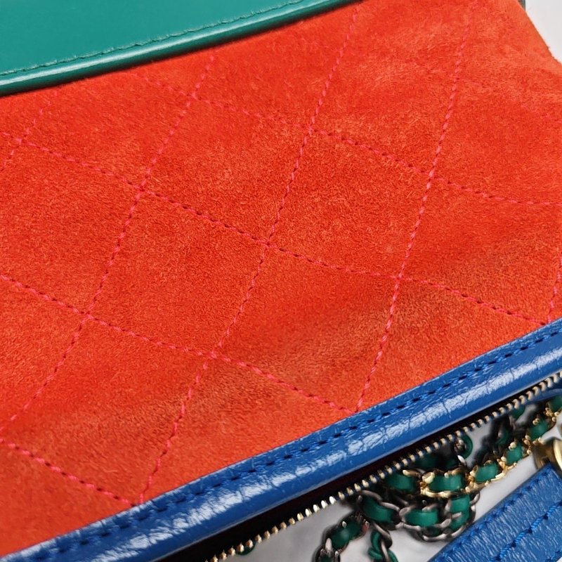 CHANEL GABRIELLE小號紅色絨面革菱格紋絎縫流浪包單肩包斜挎包金色銀色釘色五金24開可拆卸肩帶-8