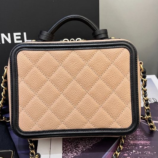 近新品 Chanel香奈兒米色荔枝紋牛皮小號相機包-1