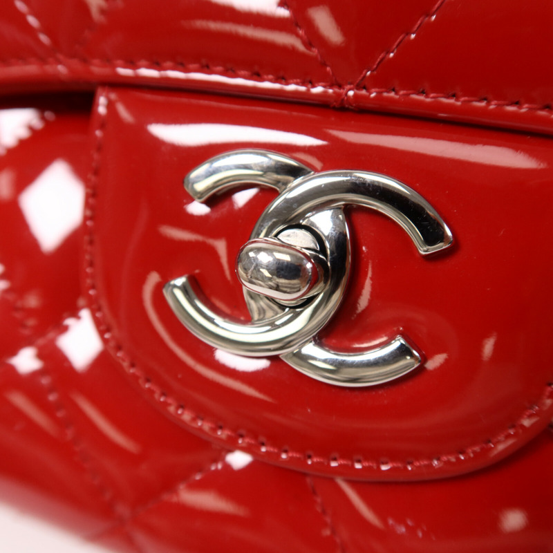 CHANEL 漆皮皮革Maxi Classic銀扣鏈帶肩背袋-6