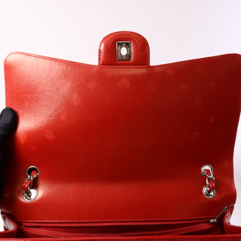 CHANEL 漆皮皮革Maxi Classic銀扣鏈帶肩背袋-14