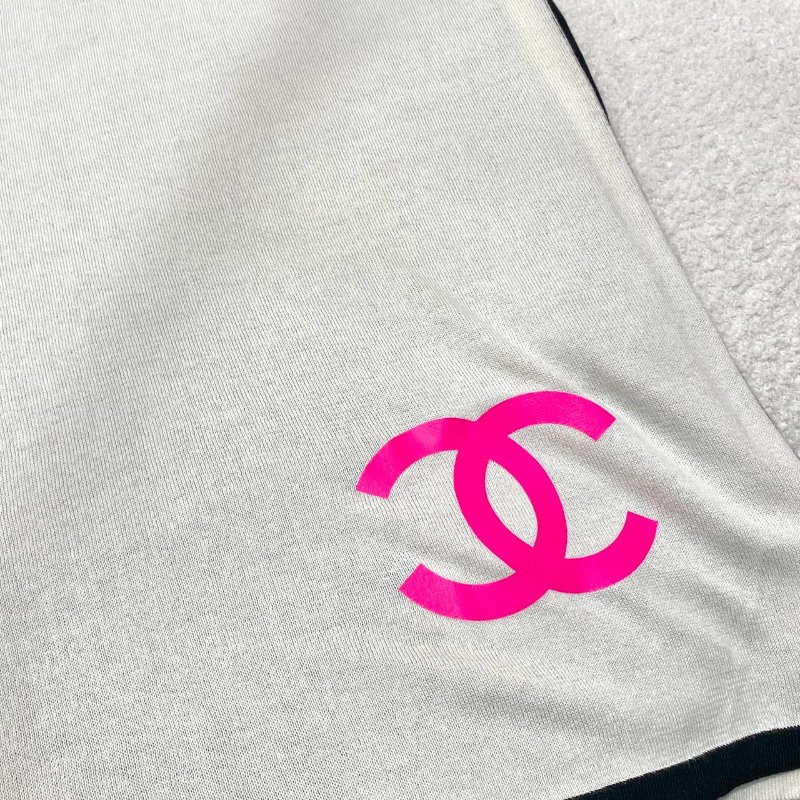 CHANEL 螢綠桃紅Logo 雙面雙色 黑白 純棉 圍巾 披肩 AA7540-3