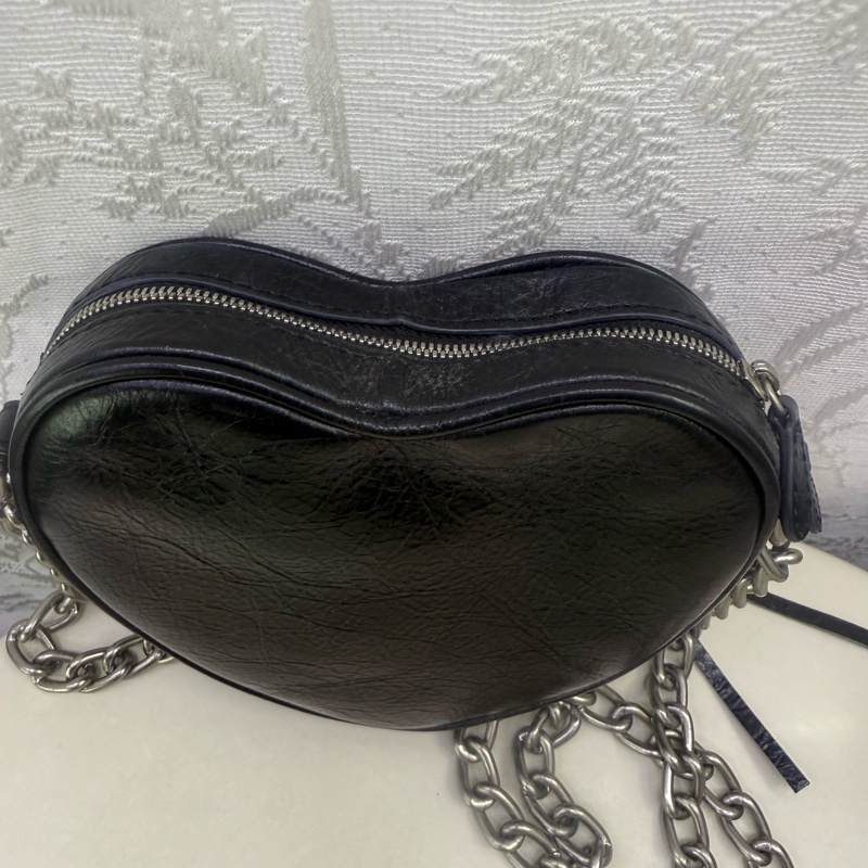 Balenciaga 愛心斜背包-2