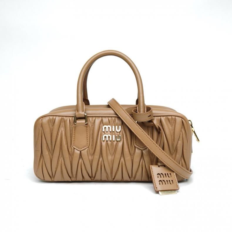 MIUMIU 焦糖色羊皮金扣Matelasse褶皺保齡球包28單肩包-0