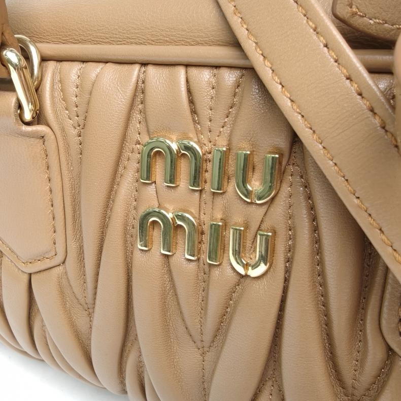 MIUMIU 焦糖色羊皮金扣Matelasse褶皺保齡球包28單肩包-4