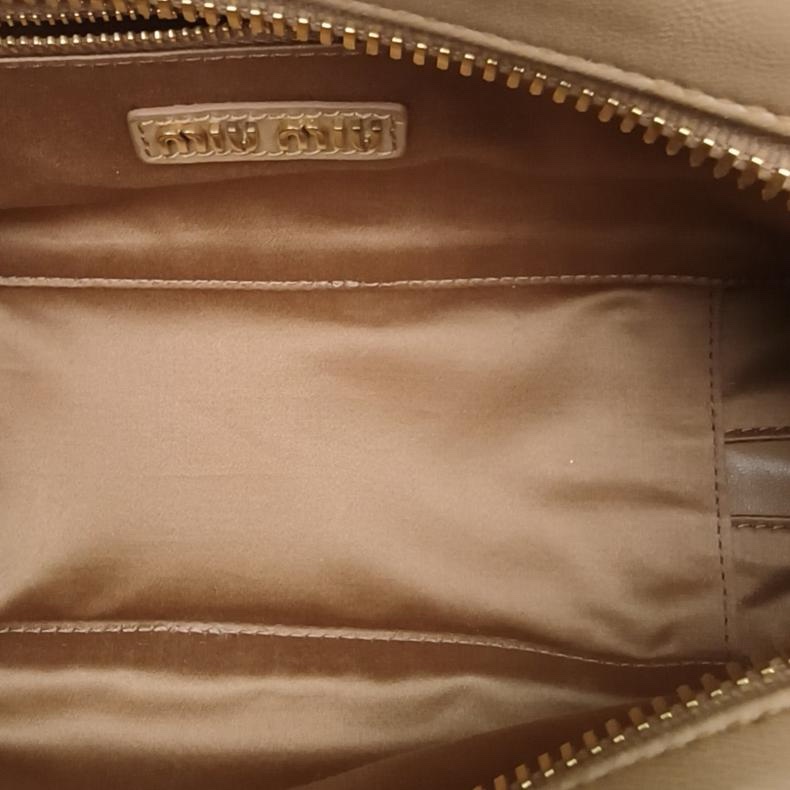 MIUMIU 焦糖色羊皮金扣Matelasse褶皺保齡球包28單肩包-5