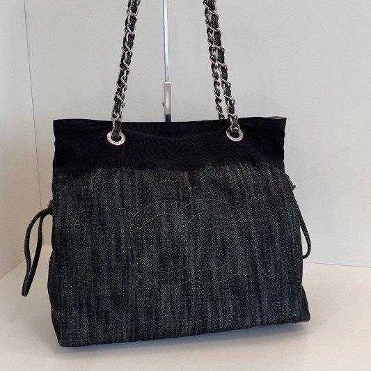 Chanel香奈兒經典雙C刺繡黑色牛仔抽繩燒賣托特鏈條包-0