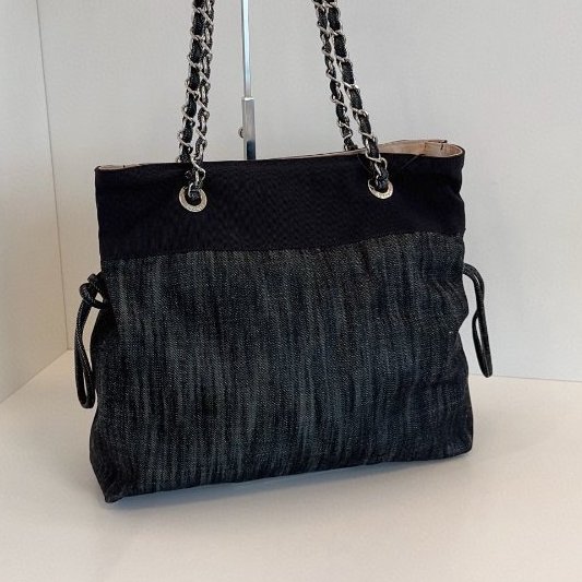 Chanel香奈兒經典雙C刺繡黑色牛仔抽繩燒賣托特鏈條包-1