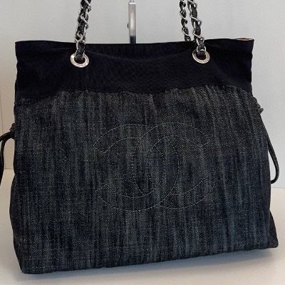 Chanel香奈兒經典雙C刺繡黑色牛仔抽繩燒賣托特鏈條包-5