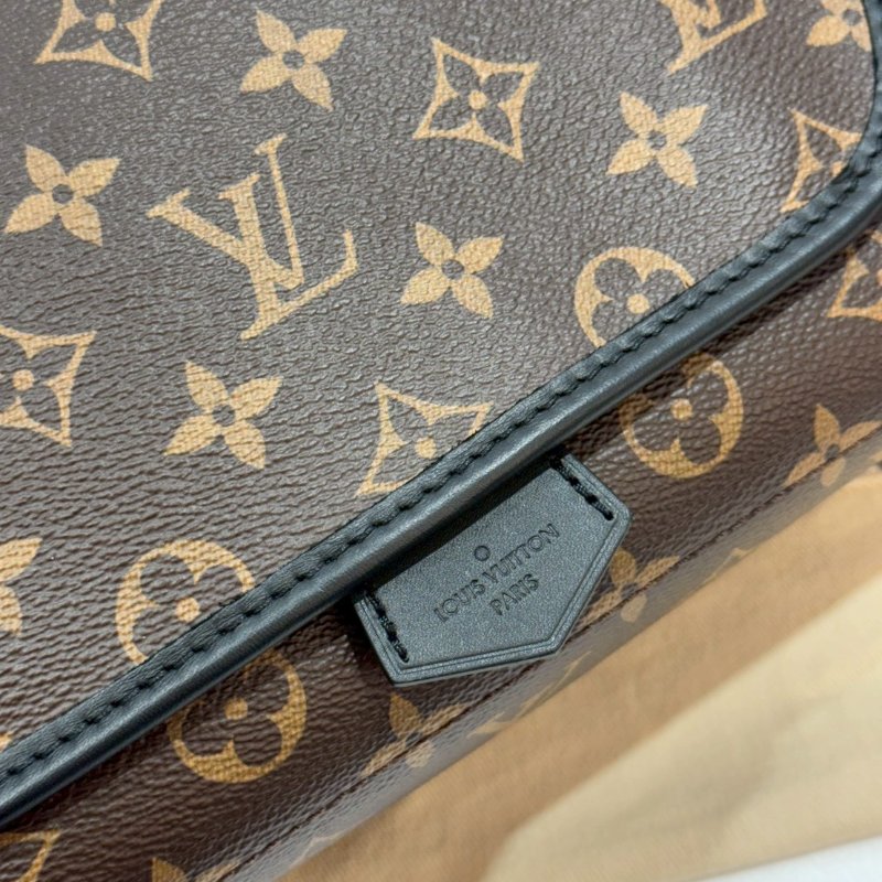 LV 斜背包/側背包/郵差包 M45557 93成新-12