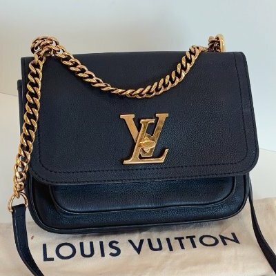 LV路易威登黑金lockme全皮顆粒牛皮郵差包