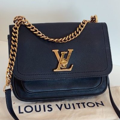 LV路易威登黑金lockme全皮顆粒牛皮郵差包-0