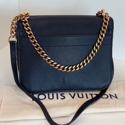 LV路易威登黑金lockme全皮顆粒牛皮郵差包-1