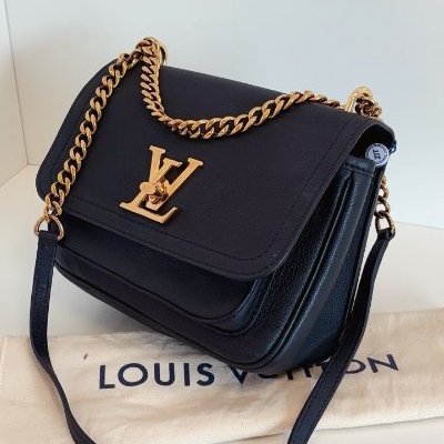 LV路易威登黑金lockme全皮顆粒牛皮郵差包-2